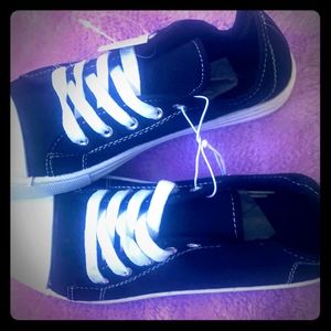 8-8 1/2 Comfortable Bobbie Brooks tennis shoes